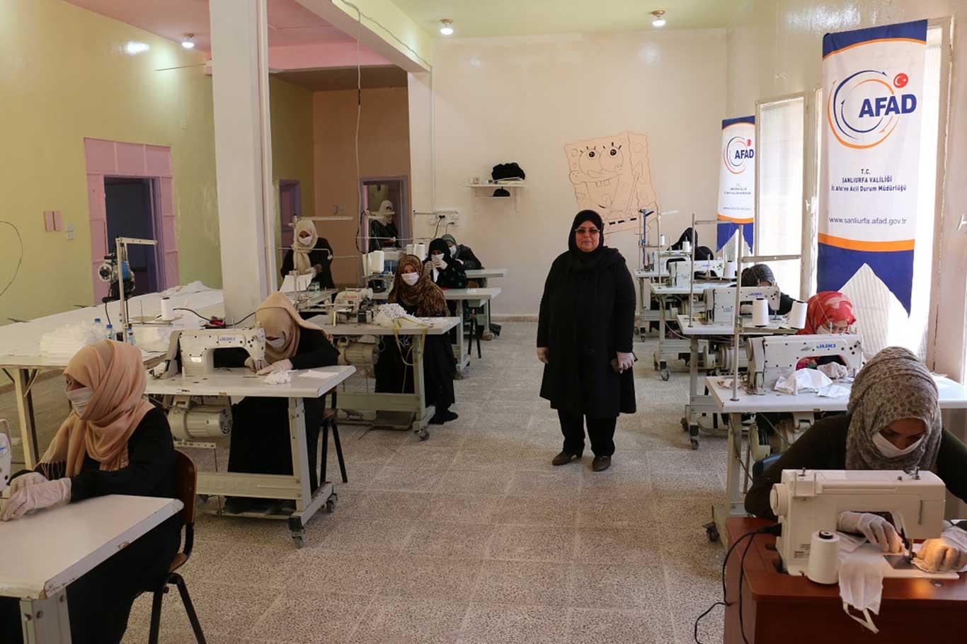 Resulayn'da kadınlar günde bin adet maske üretiyor